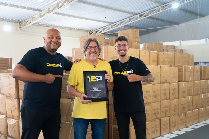 Representantes da 12P com um cliente no centro de distribuição