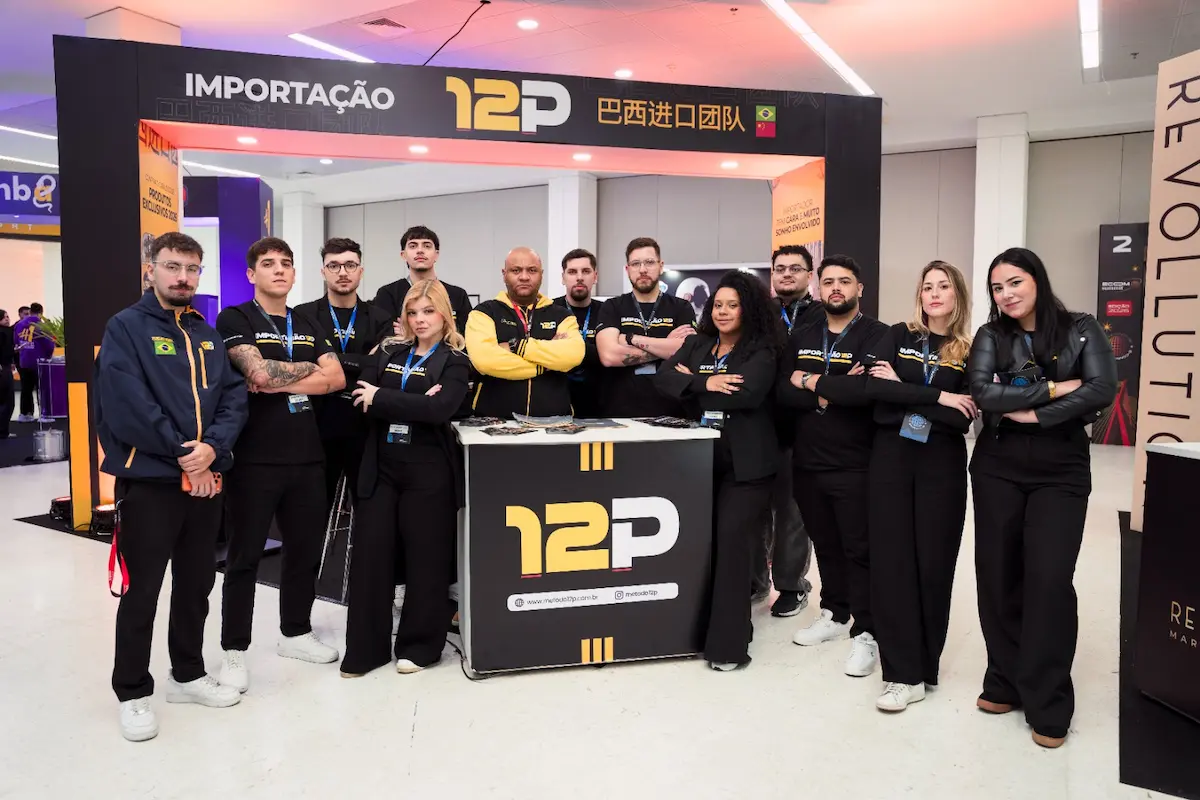 Equipe da 12P reunida no estande de importação