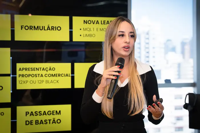 Equipe reunida em um momento de celebração