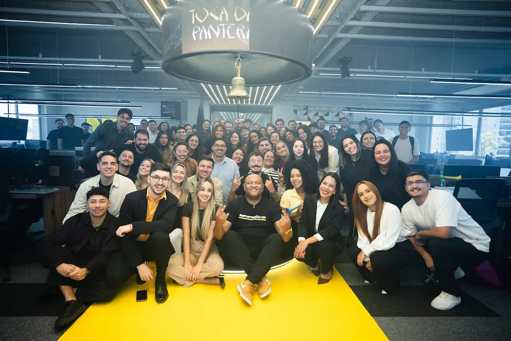 Equipe da 12P reunida no escritório
